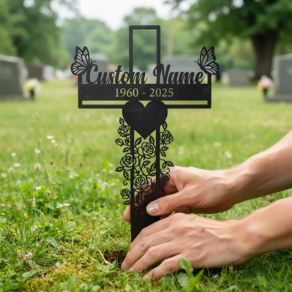 Personalisierter Gedenkstecker Kreuz mit Schmetterlingen und Rosen – Bild 3