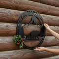 Personalisiertes rundes Familienschild mit Bärenfamilie, Bergen und Wald aus schwarzem Stahl
