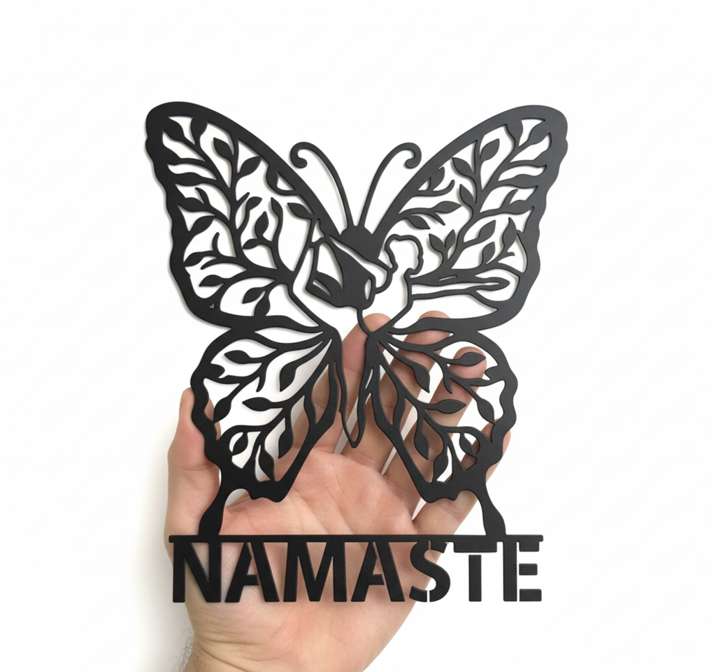 Yoga Wanddeko aus Metall mit meditierender Schmetterlingsfigur und Namaste – Bild 4