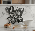 Queen of the Kitchen Metallschild mit Schneebesen und Nudelholz – Bild 1