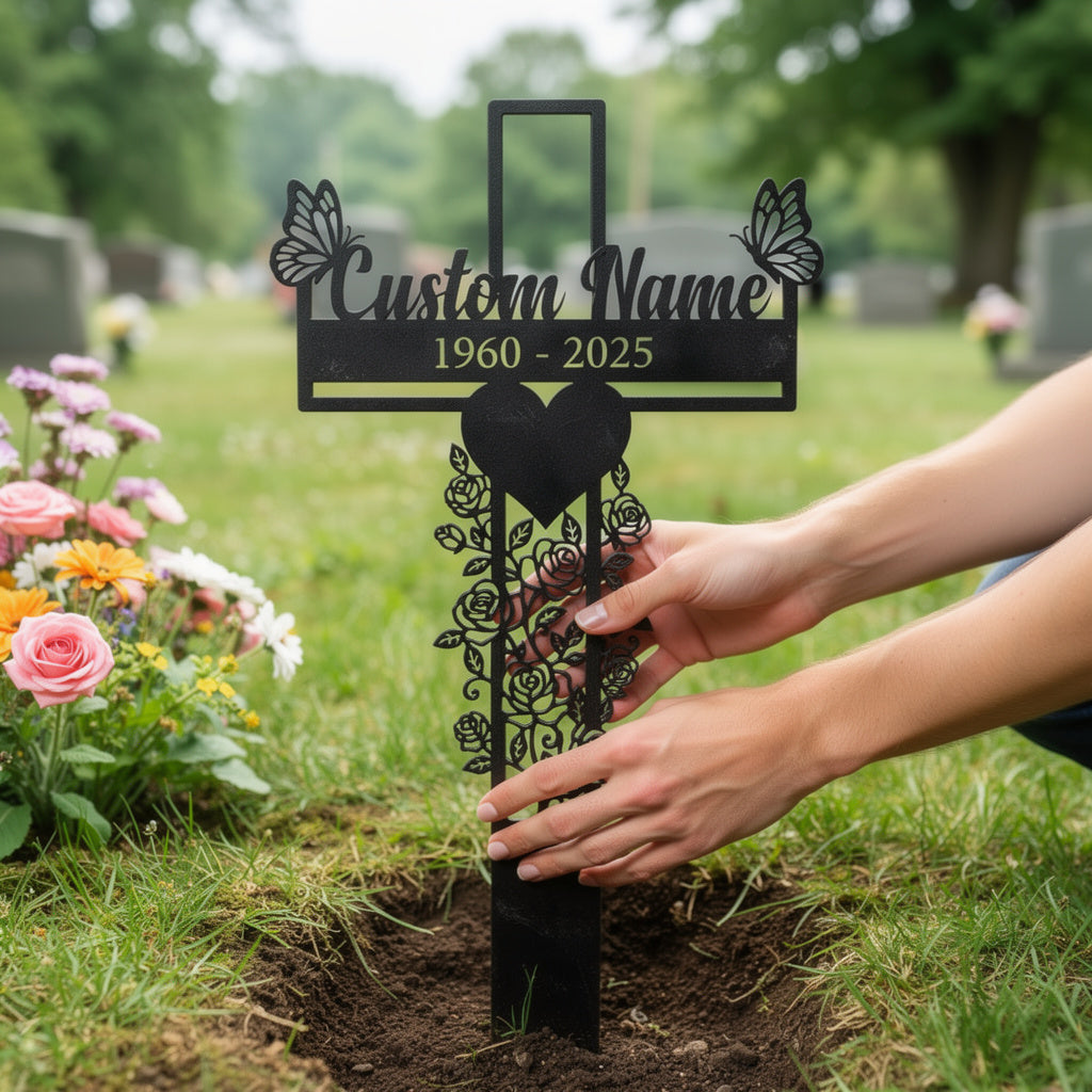 Personalisierter Gedenkstecker Kreuz mit Schmetterlingen und Rosen – Bild 4