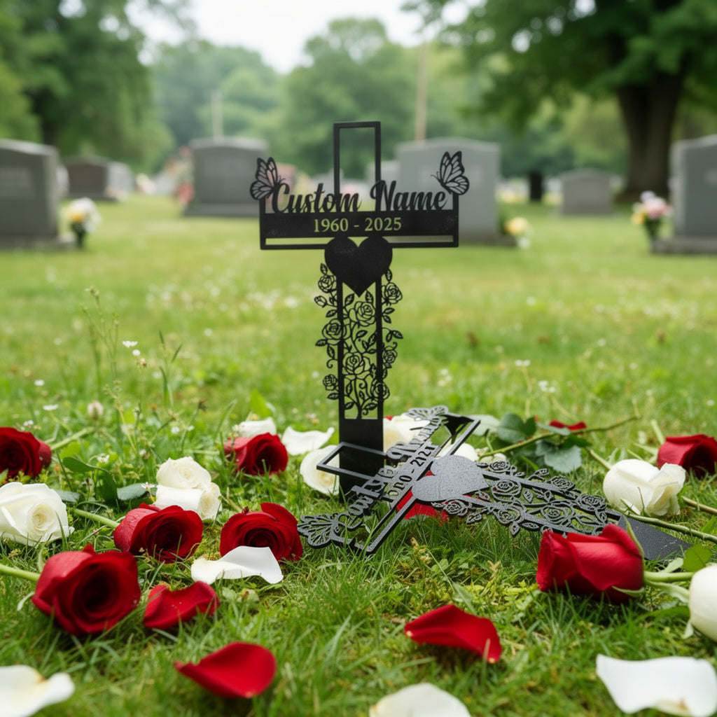 Personalisierter Gedenkstecker Kreuz mit Schmetterlingen und Rosen – Bild 9