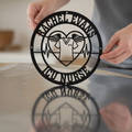 Personalisiertes Pflege Metallschild mit Kasack, Engelsflügeln und Namen aus schwarzem Stahl