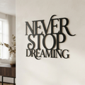 Metallschild mit Spruch Never Stop Dreaming als Wanddeko aus schwarzem Stahl