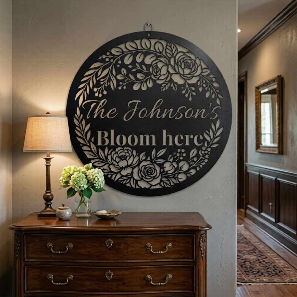 Personalisiertes Familienschild Bloom Here mit Blumen aus rundem schwarzem Stahl