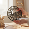 Personalisiertes Oma Metallschild mit Blumenkranz, Namen und Jahr