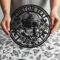 Personalisiertes Tattoostudio Metallschild rund mit Tattoomaschine, Totenkopf und Rosen – Bild 1