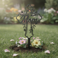 Gedenkstecker Mom mit Blumenkreuz als Grabschmuck aus schwarzem Stahl