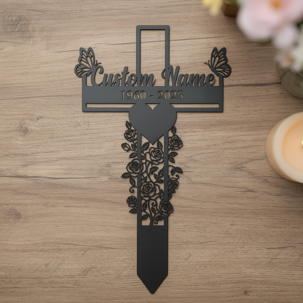 Personalisierter Gedenkstecker Kreuz mit Schmetterlingen und Rosen – Bild 6