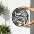 Personalisiertes Sommerschild Sunshine and Smiles mit Sonne und Palmen aus Stahl