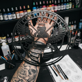 Personalisiertes rundes Tattoo Studio Schild mit Tintenflasche, Flügeln und Anker aus Stahl