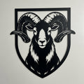 Wanddeko aus Metall mit Widderkopf und gedrehten Hörnern auf Wappen aus Stahl