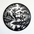 Majestätischer Hirsch mit großem Geweih vor Wald und Fluss, rundes Metallschild aus Stahl