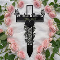 Personalisierter Gedenkstecker Kreuz mit Schmetterlingen und Rosen – Bild 1