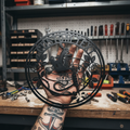 Personalisiertes rundes Tattoostudio Schild mit Tattoomaschine und Rose aus schwarzem Stahl