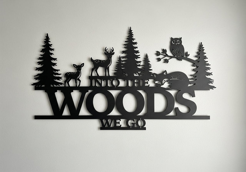 Metallschild Into the Woods We Go mit Bär, Hirsch und Waldtieren aus schwarzem Stahl – Bild 10