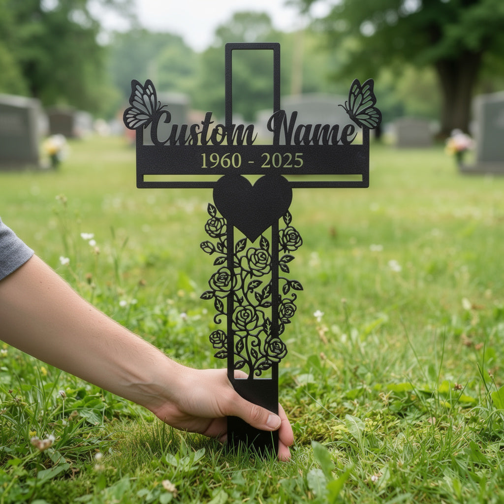 Personalisierter Gedenkstecker Kreuz mit Schmetterlingen und Rosen – Bild 7