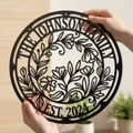 Personalisiertes rundes Familienschild mit Blumenkranz aus schwarzem Stahl